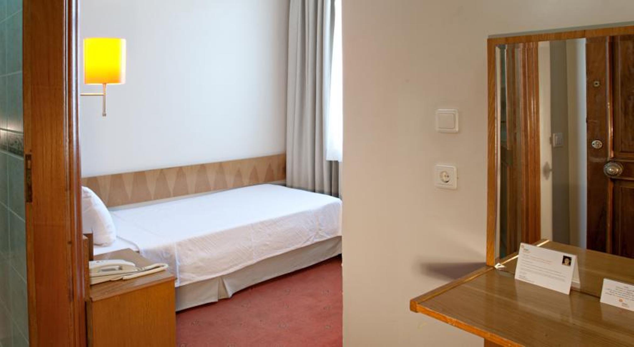 Ilkay Hotel อิสตันบูล ภายนอก รูปภาพ