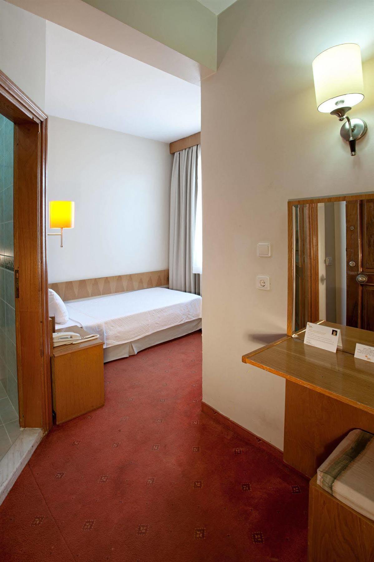 Ilkay Hotel อิสตันบูล ภายนอก รูปภาพ