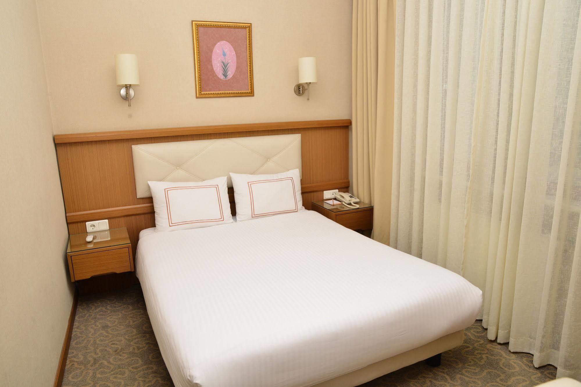 Ilkay Hotel อิสตันบูล ภายนอก รูปภาพ