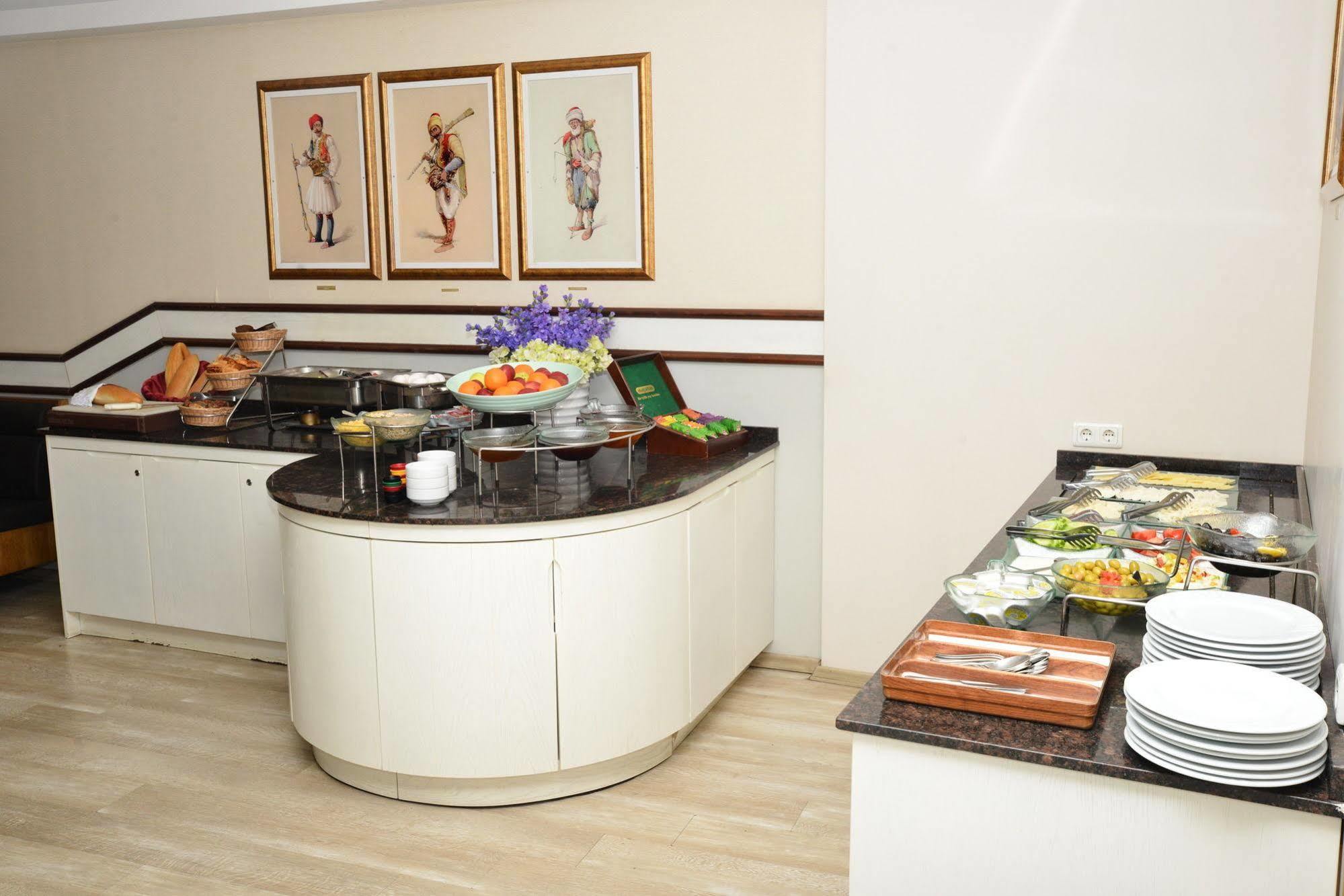 Ilkay Hotel อิสตันบูล ภายนอก รูปภาพ