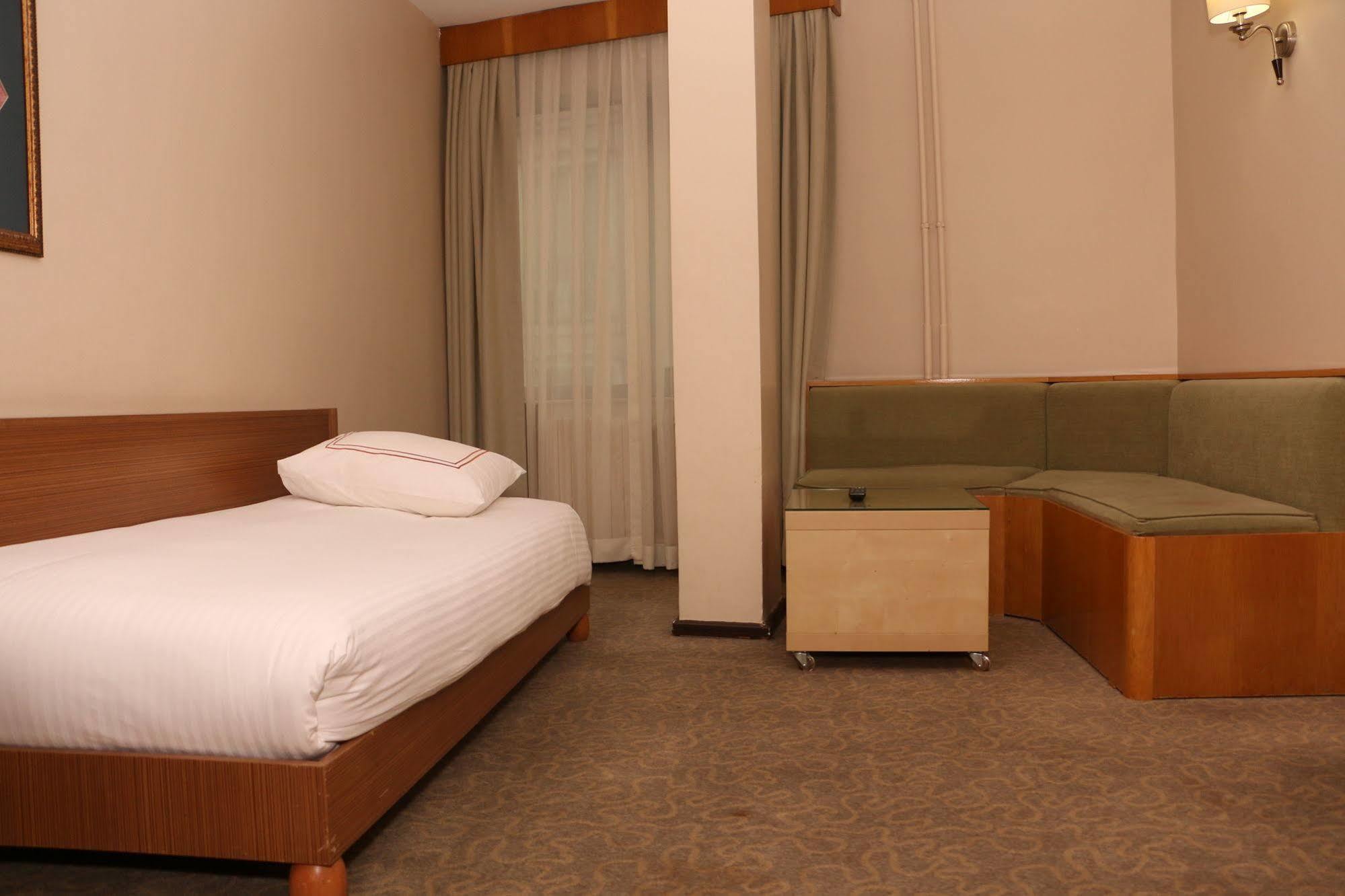 Ilkay Hotel อิสตันบูล ภายนอก รูปภาพ