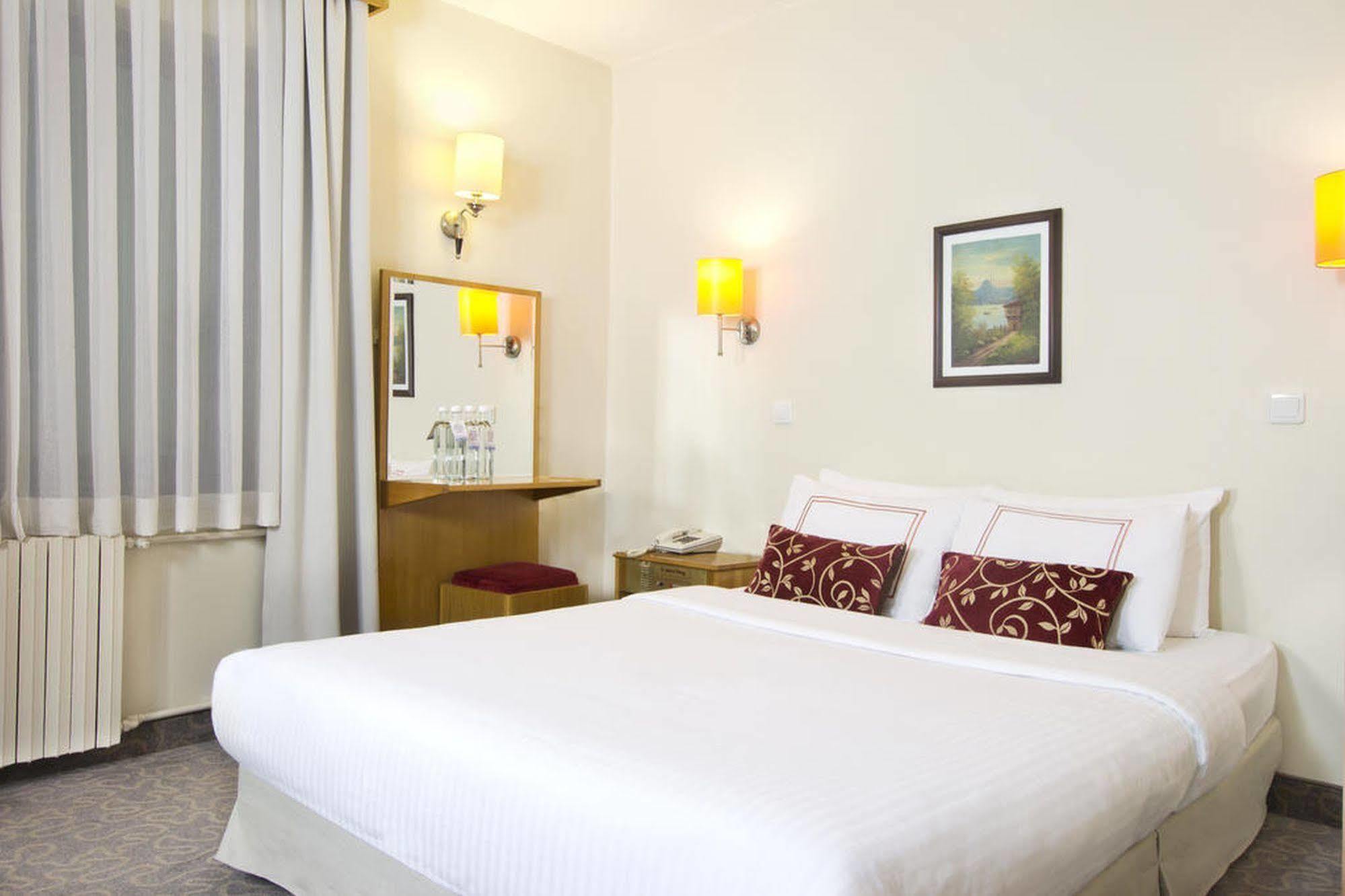 Ilkay Hotel อิสตันบูล ภายนอก รูปภาพ